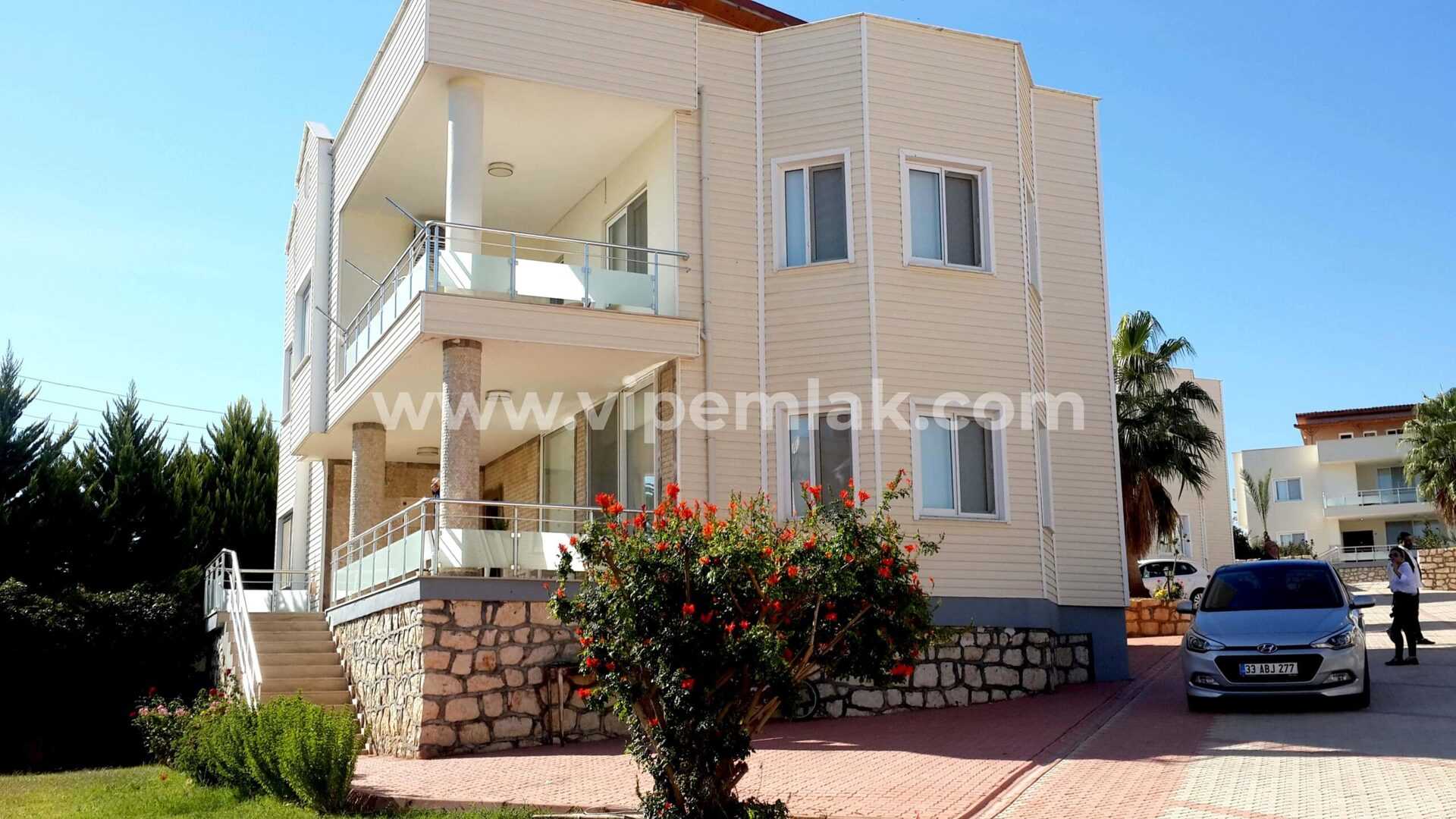 ERDEMLİ ALACAÖREN VİLLARINDA ULTRA LUX SATILIK TRİPLEX