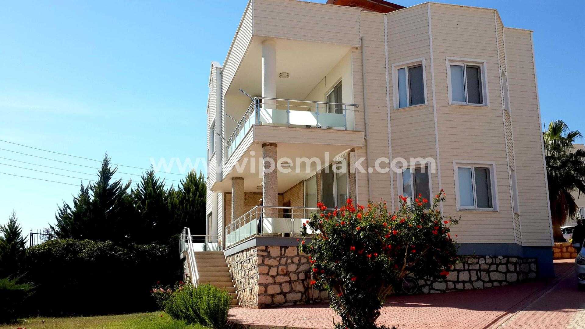 ERDEMLİ ALACAÖREN VİLLARINDA ULTRA LUX SATILIK TRİPLEX