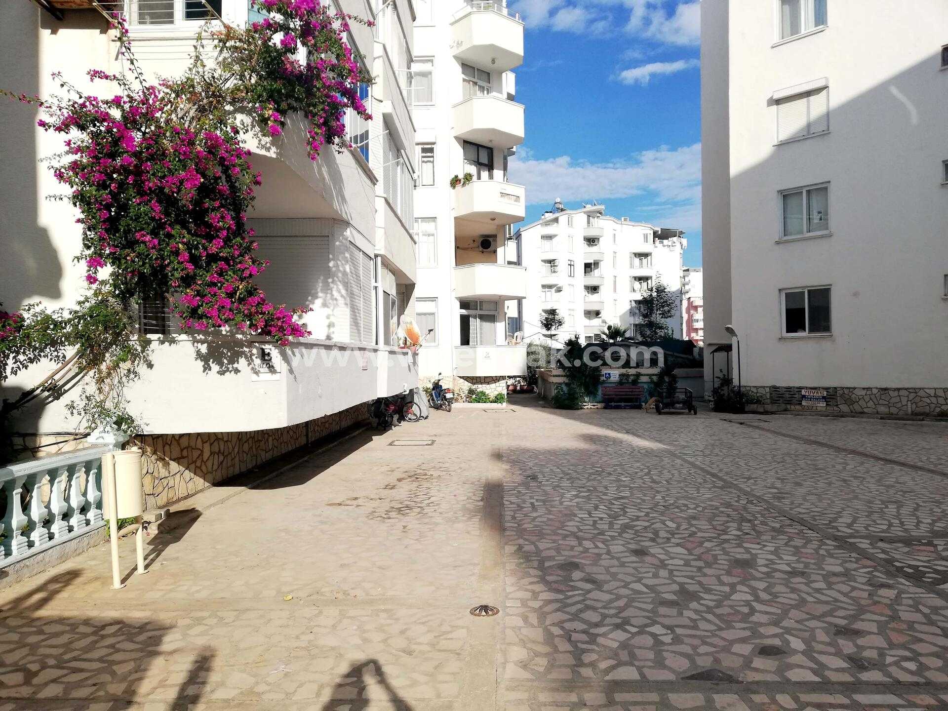 ERDEMLI MERKEZ DENIZE ÇOK YAKIN KONUMDA EŞYALI SÜPER 1+1