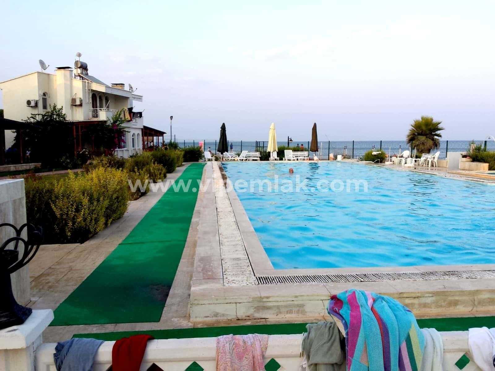 ÇEŞMELİDE DENİZE SIFIR KONUMDA KELEPİR FİYATTA SATILIK VİLLA
