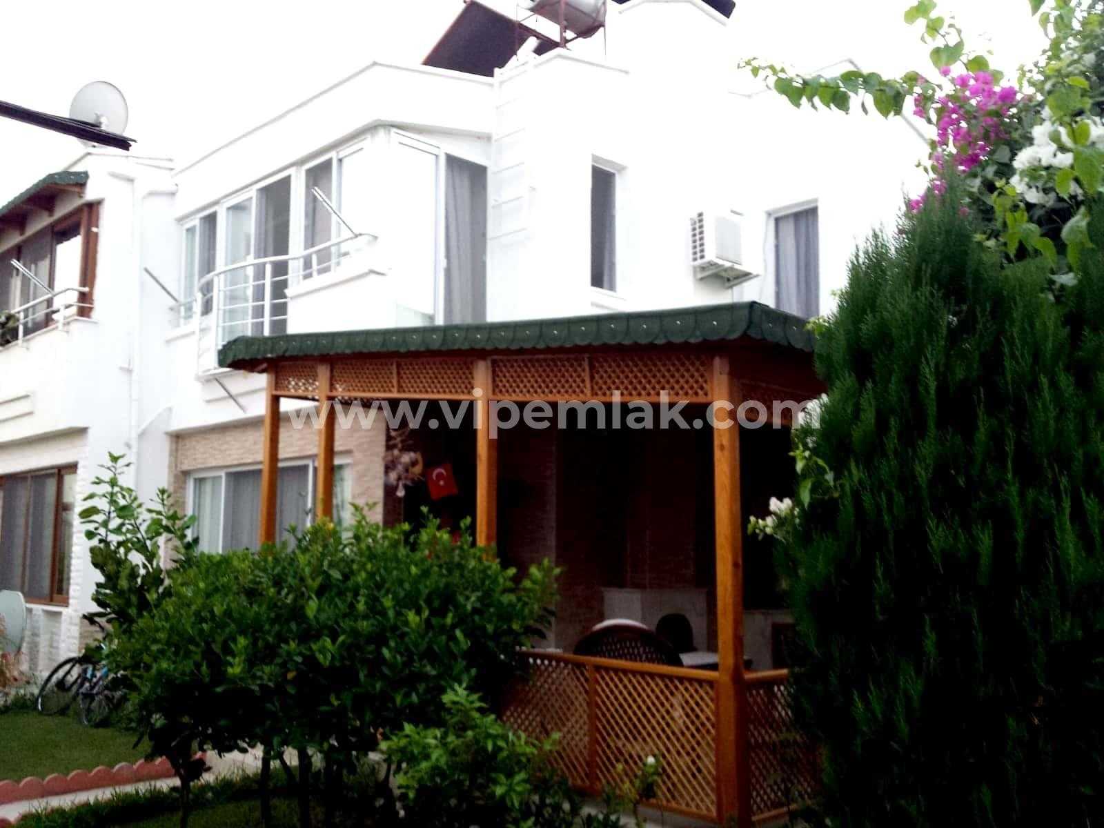 ÇEŞMELİDE DENİZE SIFIR KONUMDA KELEPİR FİYATTA SATILIK VİLLA