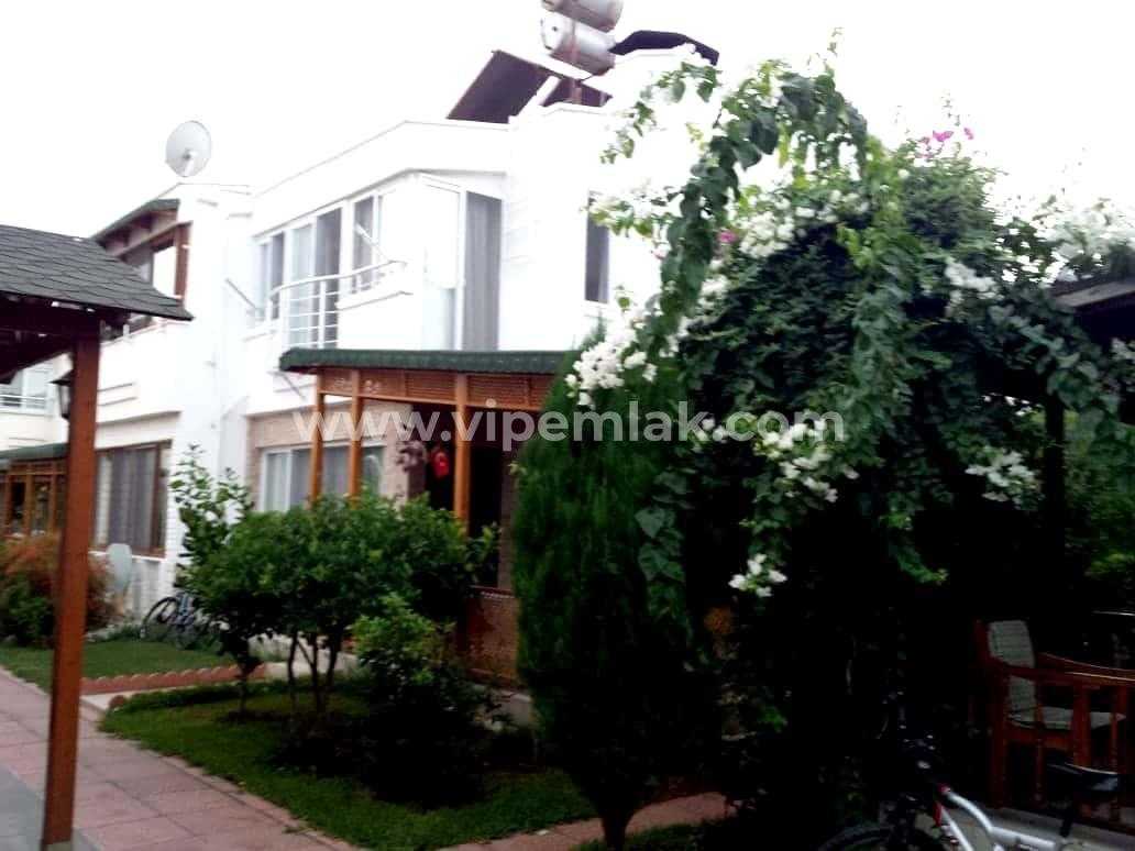 ÇEŞMELİDE DENİZE SIFIR KONUMDA KELEPİR FİYATTA SATILIK VİLLA