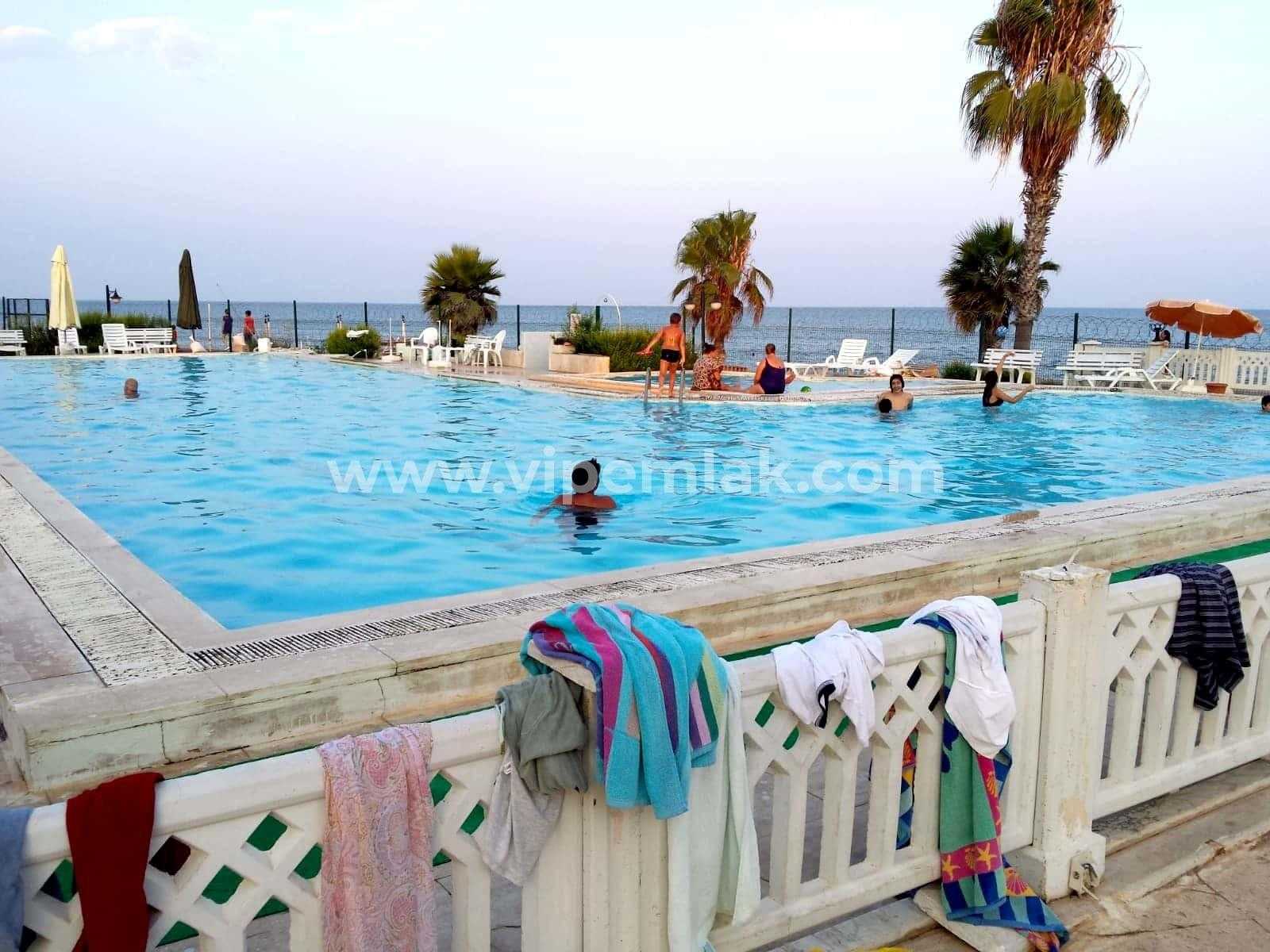 ÇEŞMELİDE DENİZE SIFIR KONUMDA KELEPİR FİYATTA SATILIK VİLLA