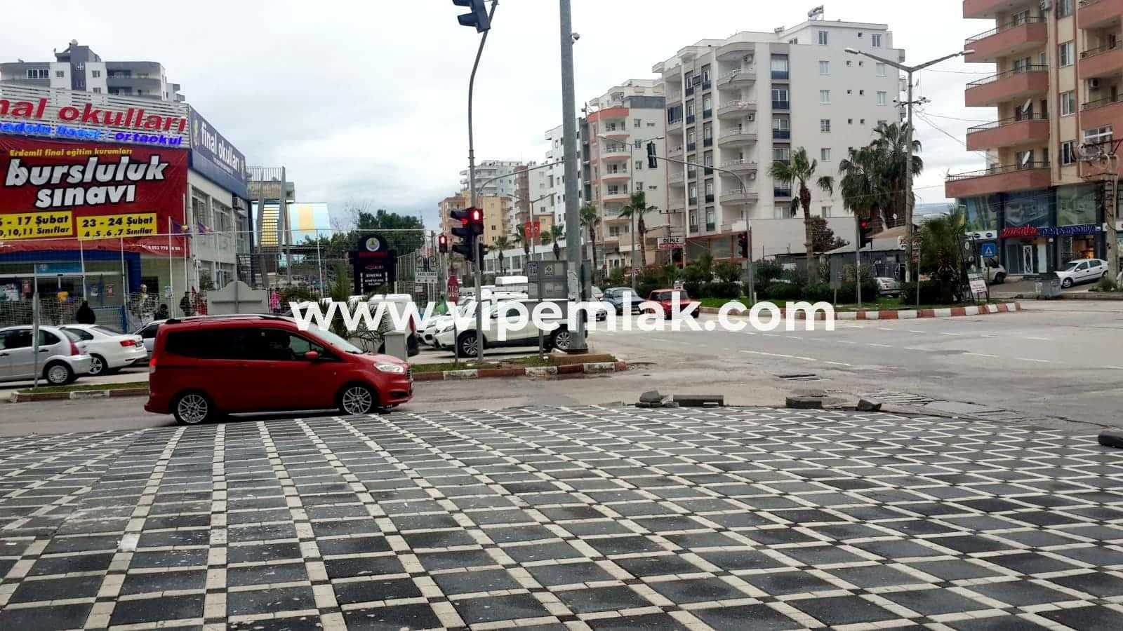 akdeniz mah aylık 15000 tl kiracılık  576 m2 köşe başı satılık dükkan