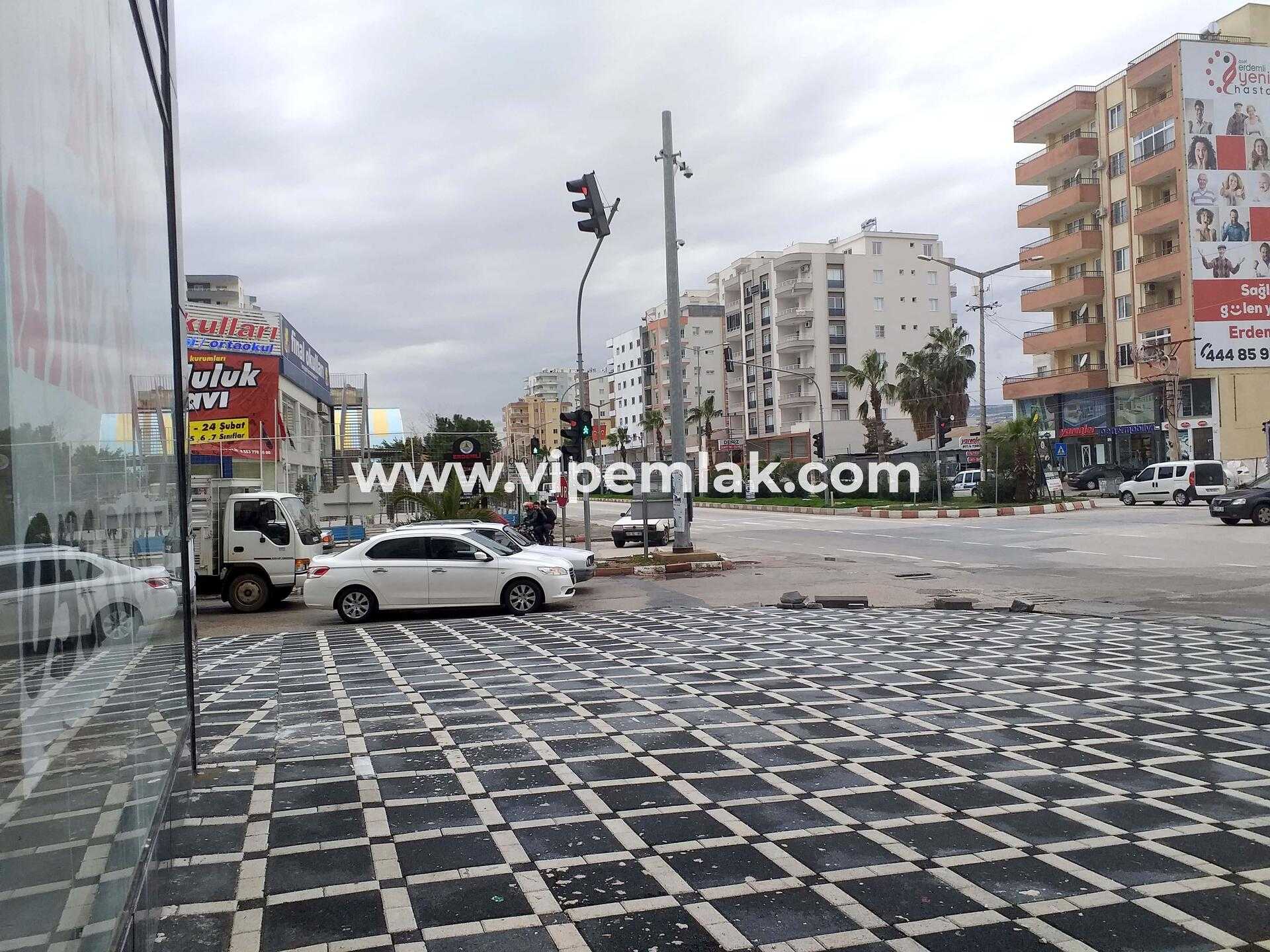 akdeniz mah aylık 15000 tl kiracılık  576 m2 köşe başı satılık dükkan