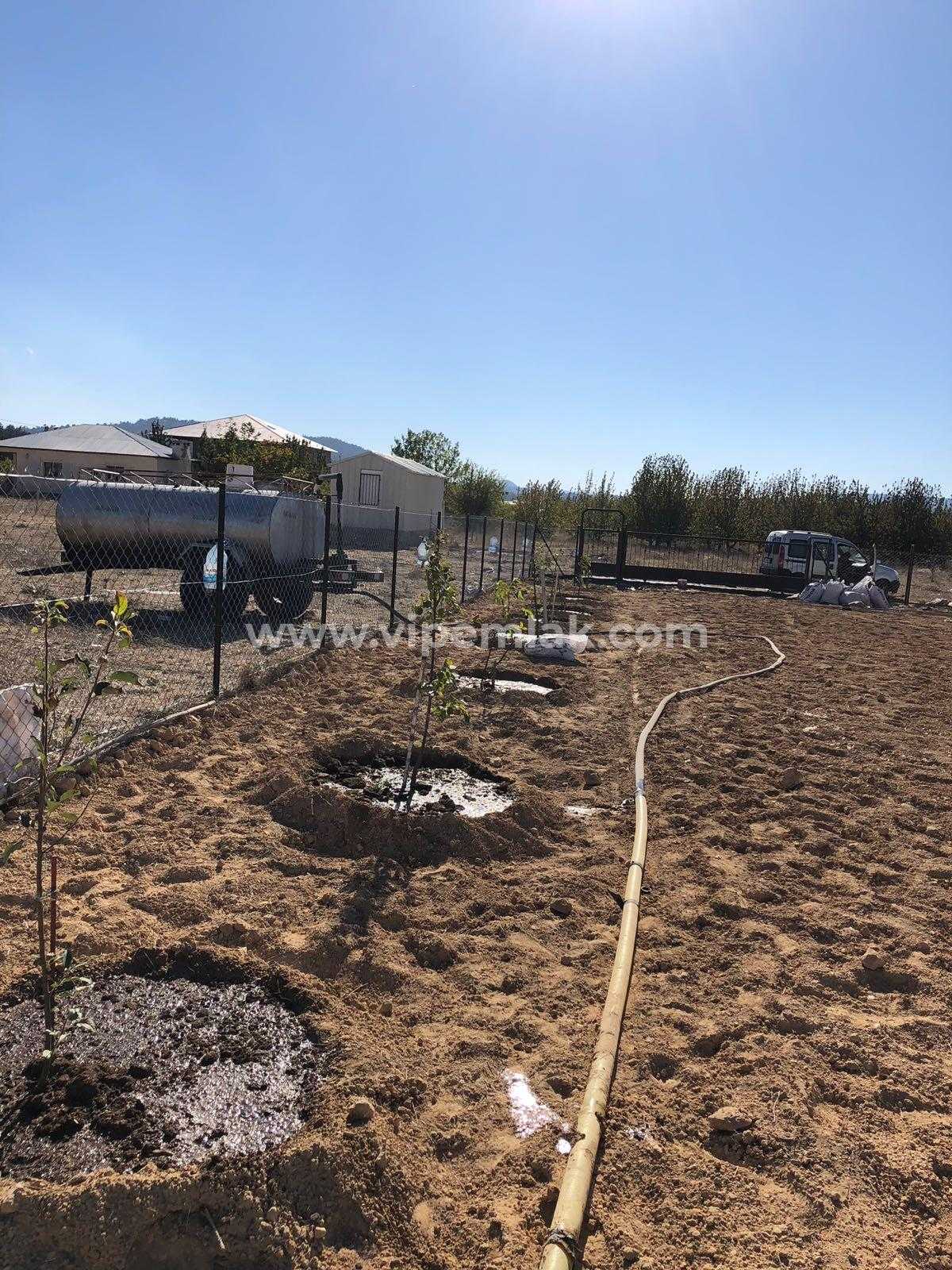 harfilli 975m2 yolu ve suyu bulunan satılık  ev,sera,tarlaya  uygun yer
