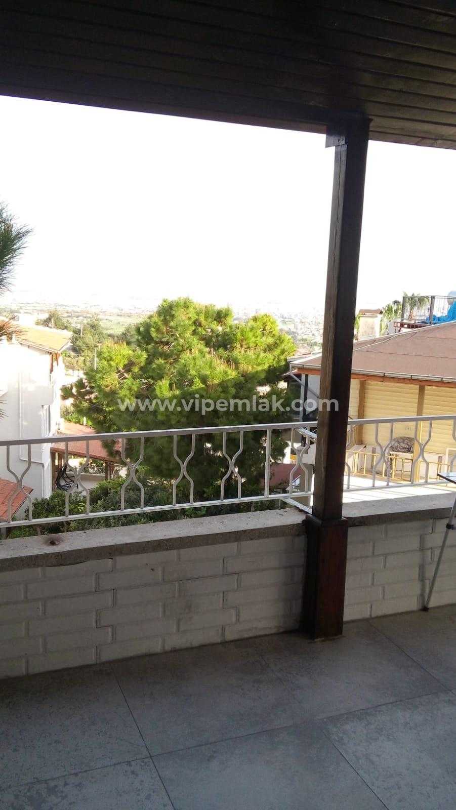 ESENKENT SİTESİNDE İÇİ YENİLENMİŞ COUNTRY VİLLA
