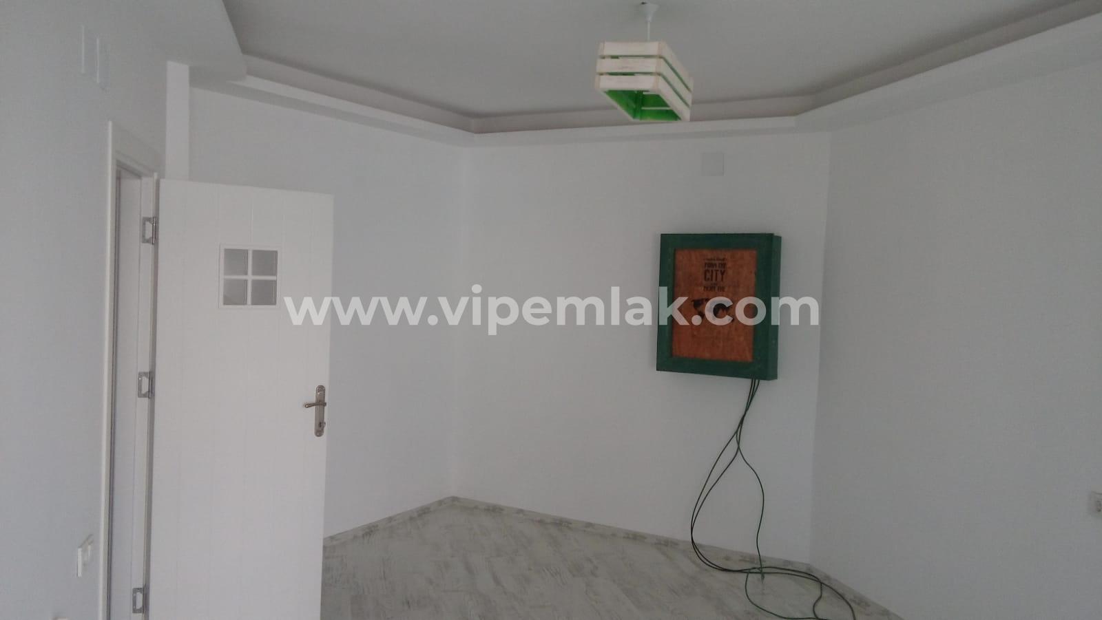 ESENKENT SİTESİNDE İÇİ YENİLENMİŞ COUNTRY VİLLA