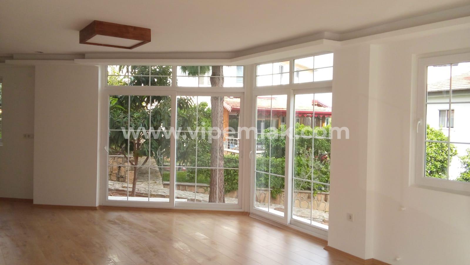ESENKENT SİTESİNDE İÇİ YENİLENMİŞ COUNTRY VİLLA