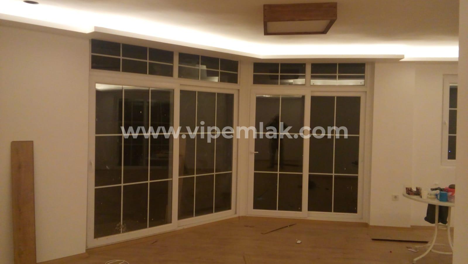 ESENKENT SİTESİNDE İÇİ YENİLENMİŞ COUNTRY VİLLA