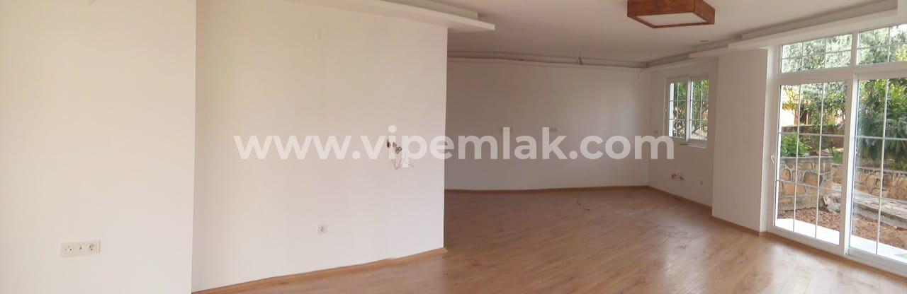 ESENKENT SİTESİNDE İÇİ YENİLENMİŞ COUNTRY VİLLA