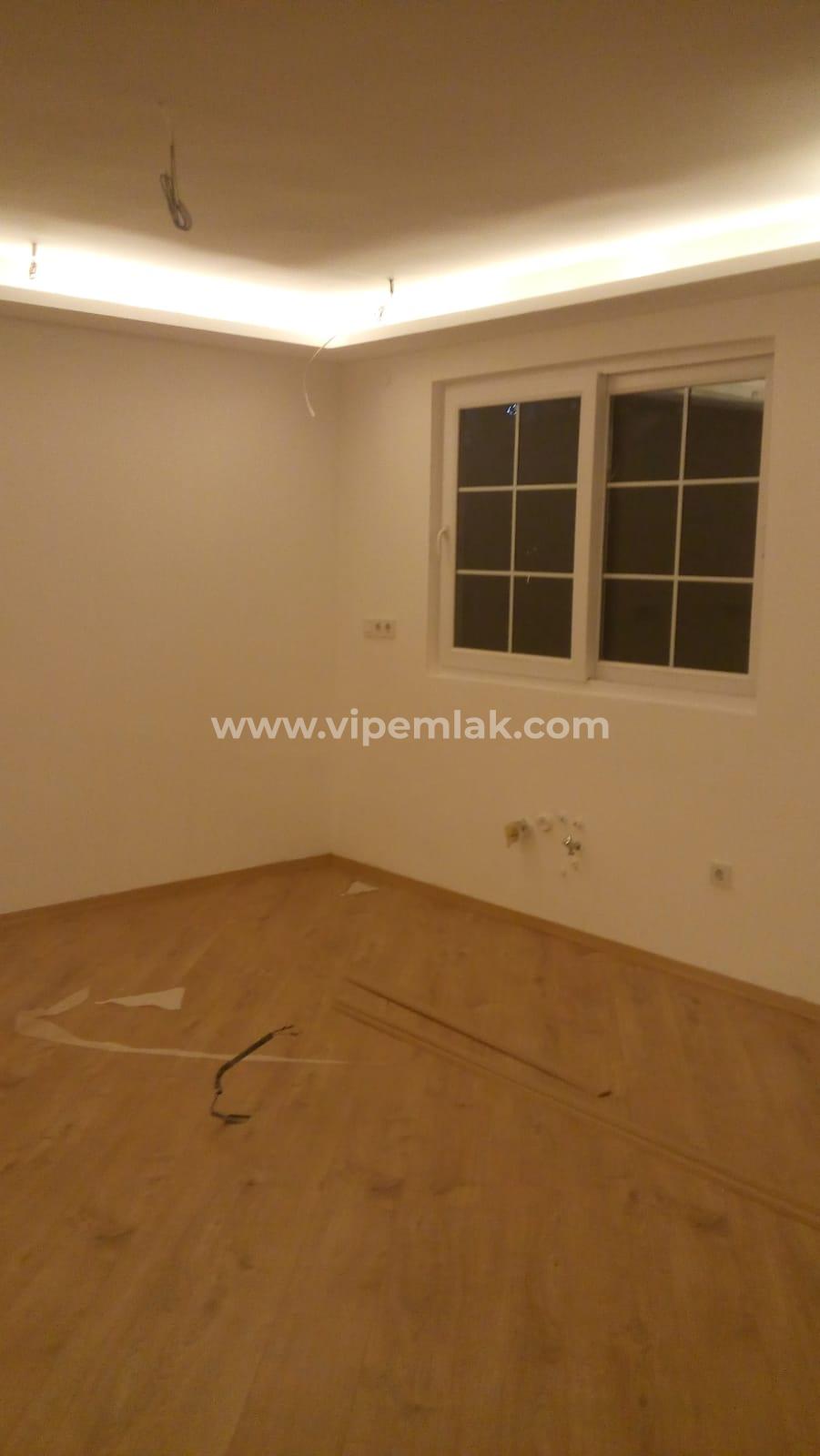 ESENKENT SİTESİNDE İÇİ YENİLENMİŞ COUNTRY VİLLA