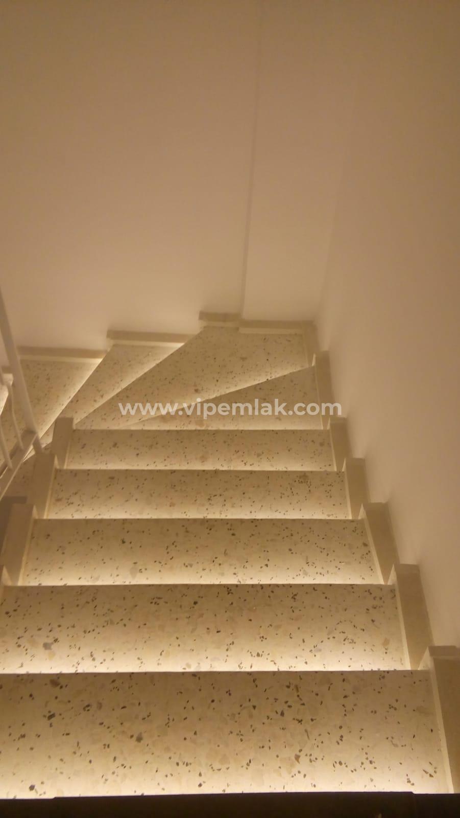 ESENKENT SİTESİNDE İÇİ YENİLENMİŞ COUNTRY VİLLA