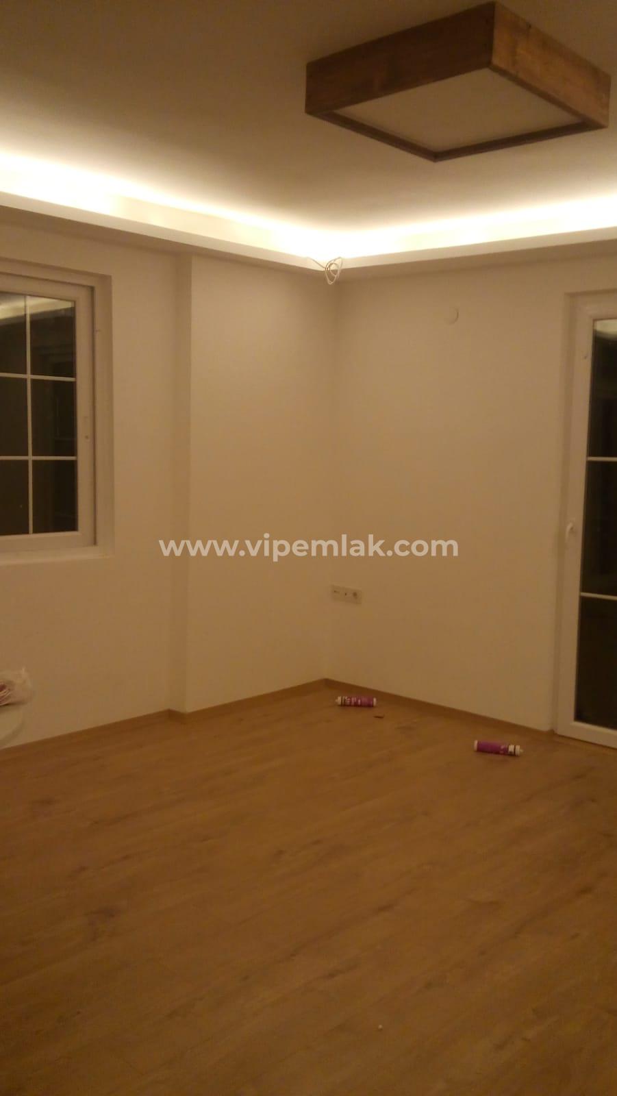 ESENKENT SİTESİNDE İÇİ YENİLENMİŞ COUNTRY VİLLA