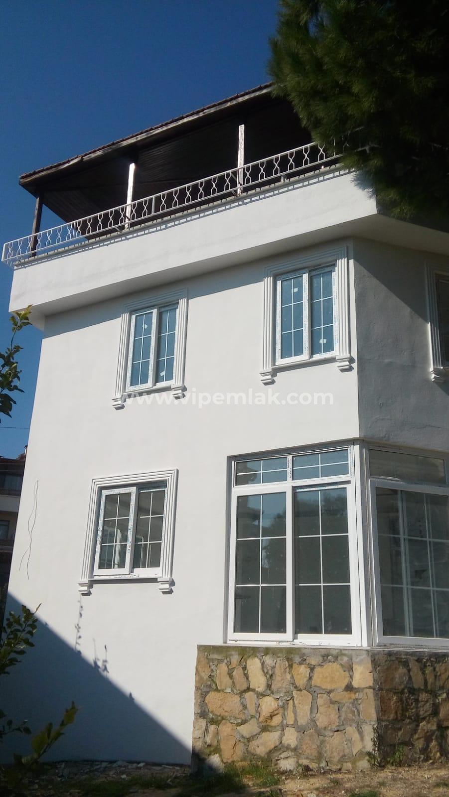 ESENKENT SİTESİNDE İÇİ YENİLENMİŞ COUNTRY VİLLA