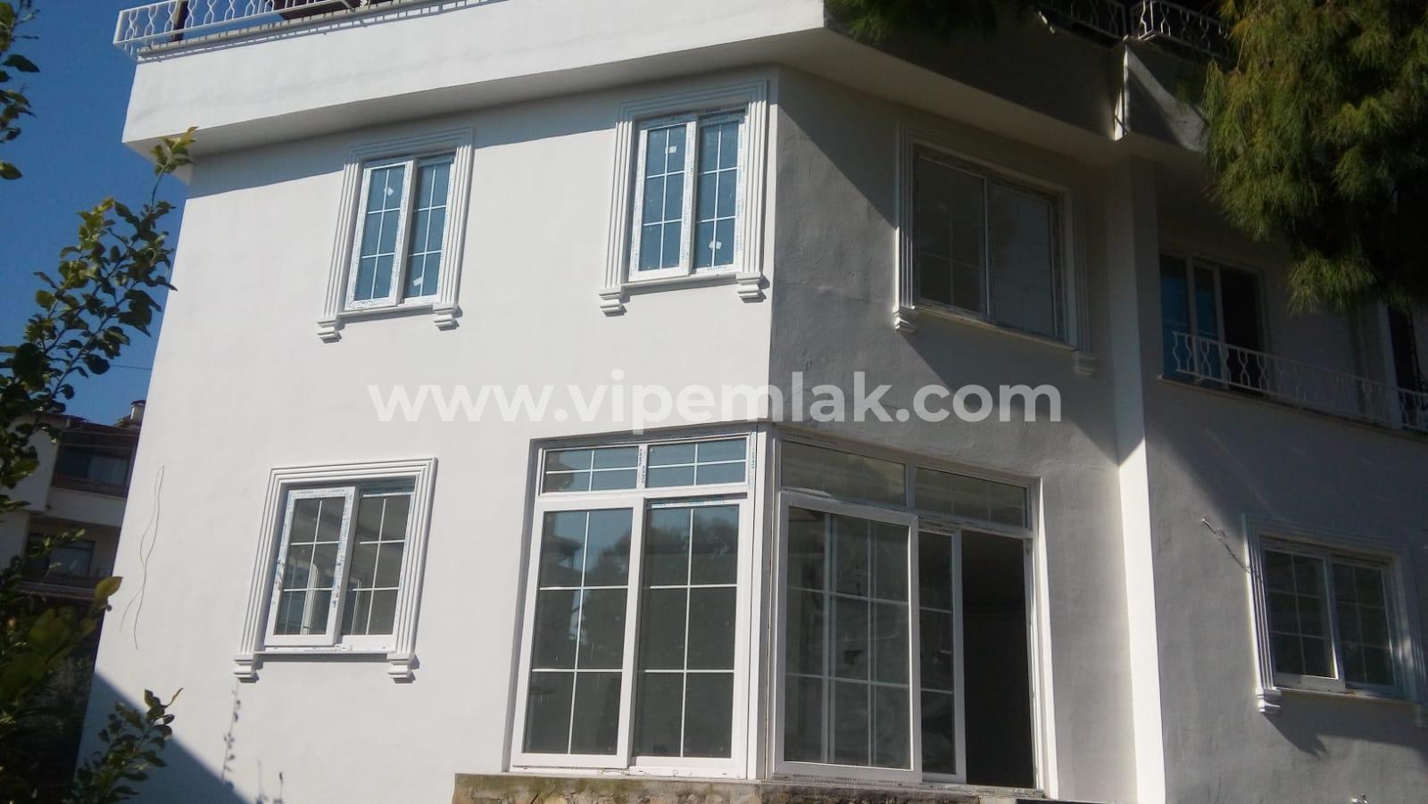 ESENKENT SİTESİNDE İÇİ YENİLENMİŞ COUNTRY VİLLA