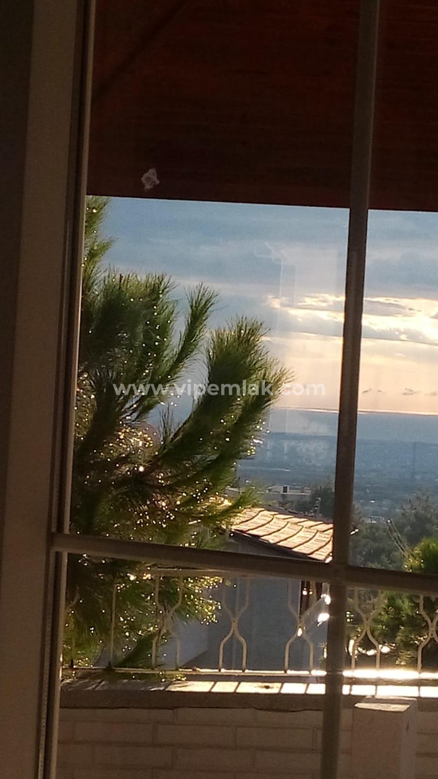 ESENKENT SİTESİNDE İÇİ YENİLENMİŞ COUNTRY VİLLA