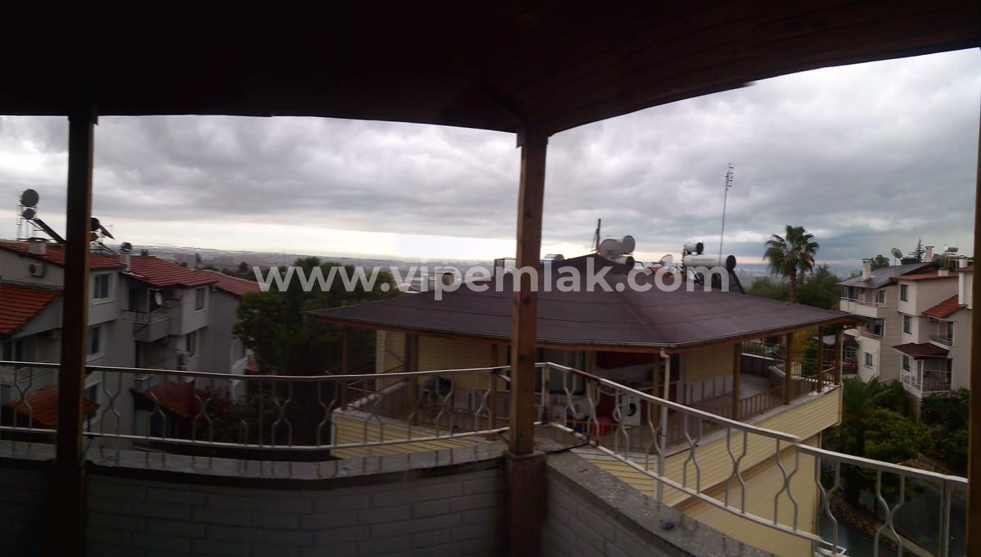 ESENKENT SİTESİNDE İÇİ YENİLENMİŞ COUNTRY VİLLA