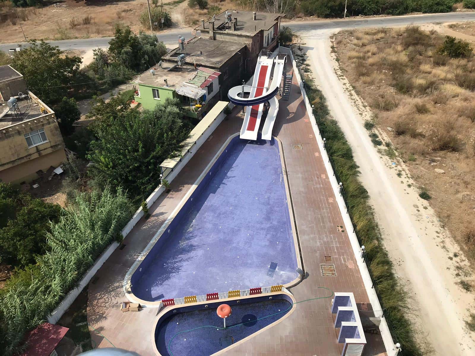 TÖMÜK’TE UYGUN FİYATA 3 CEPHELİ SATILIK YAZLIK DAİRE