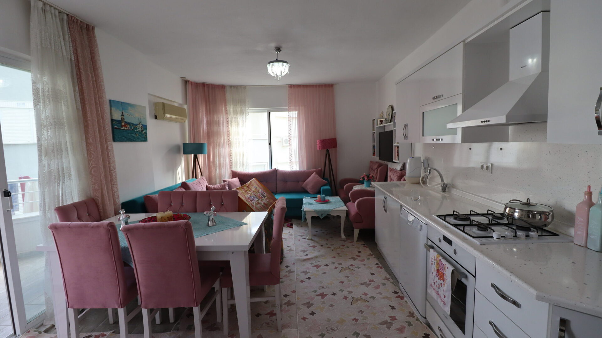 MERSİN KUMKUYU KORİKOS SİTESİ EŞYALI SATILIK 1+1 BAKIMLI DAİRE