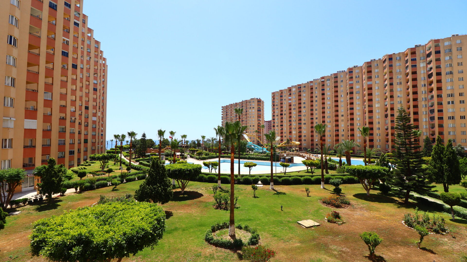 Mersin Erdemli Çeşmeli Liparis 3 Sitesi Satılık 2.5 +1 Eşyalı Daire