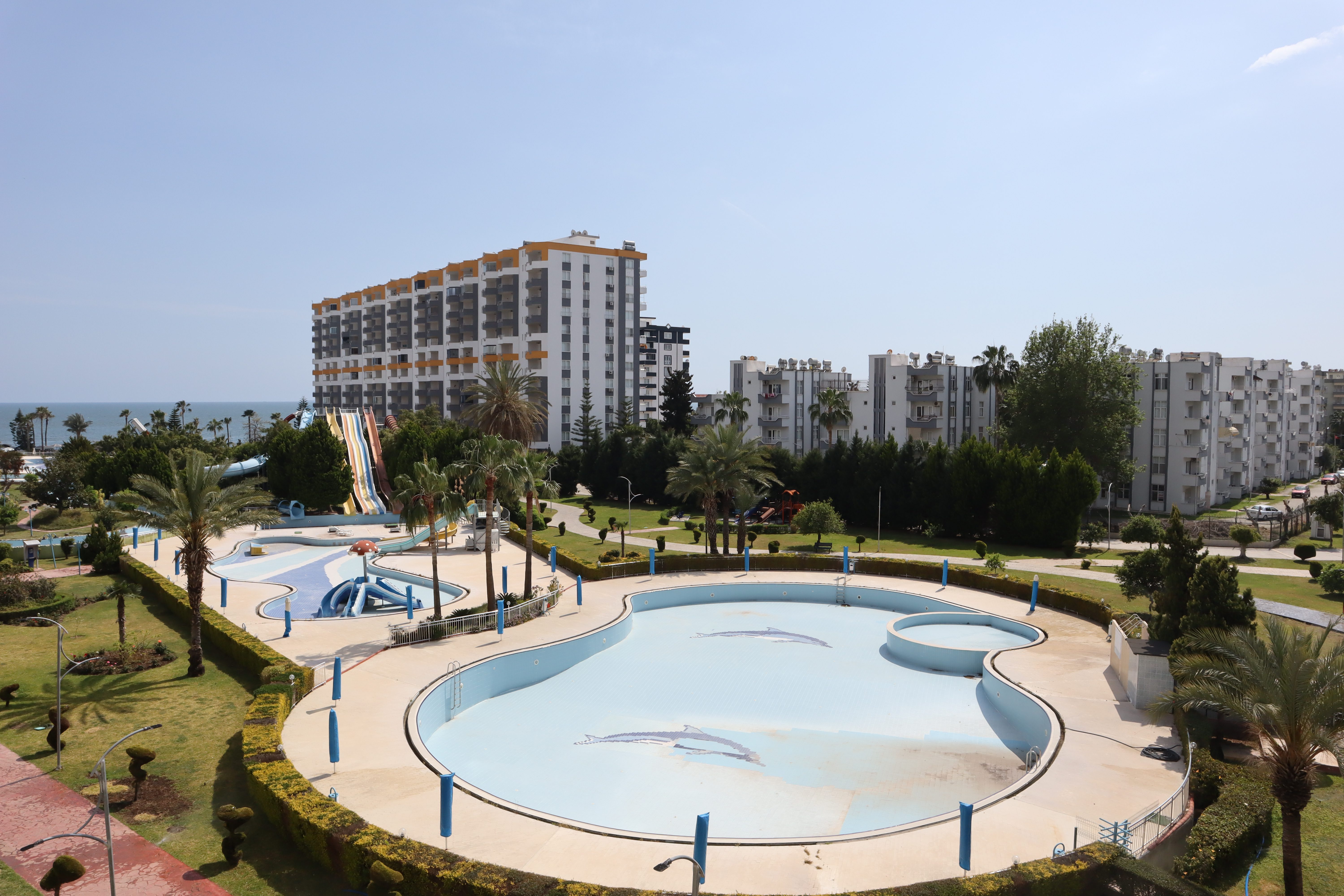 Mersin Erdemli Kargıpınarı Queenaba Site 3+1 Gepflegte Wohnung zum Verkauf  Die zum Verkauf stehende Wohnung Erdemli Kargıpınarı Queenaba ist sehr gepflegt und preiswert. Der Standort ist der beliebteste und hochwertigste Standort in der Region.  Kargıpınarı Queenaba Site Luxury For Sale ist ein sicherer Standort am Meer mit Aquapark-Pools auf einer Fläche von 110 Dekaden. Die Queenaba-Site ist eine rund um die Uhr sichere Site mit aktiver Verwaltung.  Auf dem Gelände gibt es einen Grillplatz, einen Volleyballplatz, einen Basketballplatz, einen Café-Markt, einen Gemüsehändler und einen Friseur.  Das Gelände verfügt über einen Generator, ein Rafting-Pool, Doppelaufzüge in jedem Block und eine große, gepflegte Grünanlage. Aus diesem Grund verfügt der Ort auch über ein Feriendorfkonzept. Es gibt ein zentrales Satelliten- und Solarenergiesystem.  Am langen Dünenstrand gibt es ortsspezifische Liegestühle und Sonnenschirme. In den Sommermonaten gibt es entlang der Küste von Kargıpınarı einen sehr aktiven Wanderweg.  Kargıpınarı liegt 20 km vom Zentrum von Mersin entfernt. Prominente Projekte in der Region sind zum Beispiel: Queenaba 1 Queenaba 2 Queenaba 3 Liparis 7 Liparis Sunlife Gama Residences Surfsite ist vorhanden.  Kargıpınar verfügt außerdem über Einkaufszentren, Märkte und ein Gesundheitszentrum.  Auch die Sommerplätze an der Kargıpınarı-Küste sind während der Saison sehr gut zu erreichen. Am wichtigsten ist, dass es von Gaziantep, Adana und Maraş direkte Verbindungen zu den Standorten an der Kargıpınarı-Küste gibt.  Bitte kontaktieren Sie uns daher für Ihre Immobilienkauf-, -verkaufs- und -miettransaktionen auf der Queenaba-Website. Bitte kontaktieren Sie uns für detaillierte Informationen.  MIT VIP-IMMOBILIEN-EXPERTEN-PERSONAL, GROSSEM INVESTITIONSPORTFOLIO UND REICHEM KUNDENNETZWERK STEHEN WIR AUF IHRER Seite, UNSERE GESCHÄTZTEN INVESTOREN, MIT UNSERER MENSCHLICHEN UNTERNEHMENSPHILOSOPHIE VON DER IMMOBILIENPRÄSENTATION BIS ZUR HANDELSTRANSAKTION UND ALLEN FOLGENDEN STUFEN. MIT SICHEREN SCHRITTEN IN DIE ZUKUNFT.  Berater Işıl Seymen Bitte kontaktieren Sie uns für unsere anderen Angebote.  KLICKEN SIE FÜR UNSERE VIDEOS