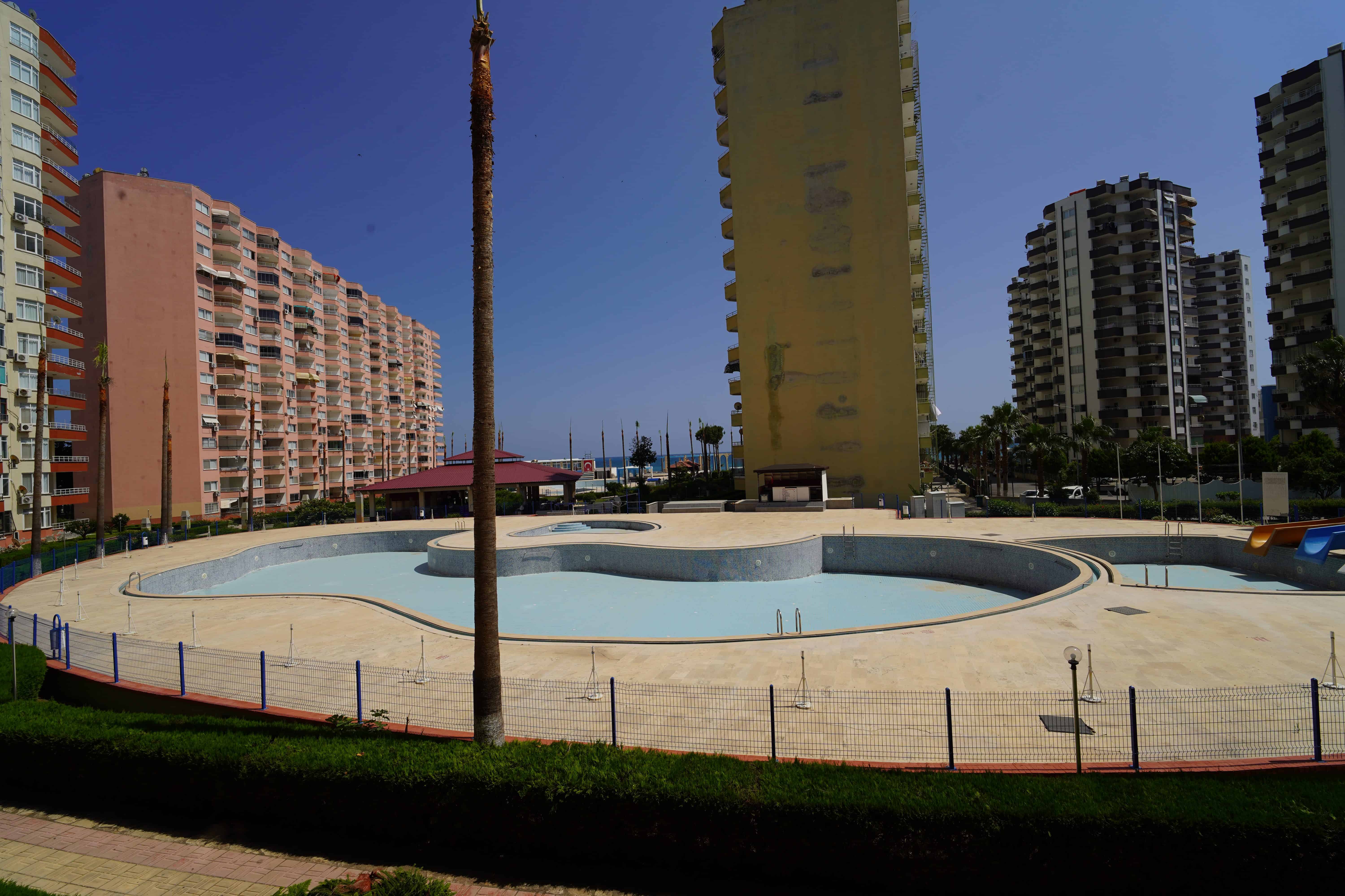 Mersin Erdemli Tömük Ziya Erden 2+1 Appartement te koopМерсин Эрдемли Тёмюк Зия Эрден Квартира 2+1 на продажу  Моя квартира на продажу в Эрдемли Тёмюк Зия Эрден расположена на берегу моря. Наша квартира 2+1, это очень большая квартира с двойным балконом. На территории комплекса Tömük Ziya Erden имеется открытый бассейн. На сайте работают активные сотрудники администрации сайта. Пляж перед участком представляет собой длинный пляж с песчаными дюнами. Поэтому можно купаться прямо перед местом отдыха. В летние месяцы в регионе Тёмюк очень оживленно. Вдоль береговой линии установлены стенды, поэтому все покупки можно совершать в непосредственной близости.  Например, вокруг объекта Зия Эрден находятся объект Димер, резиденции Асис Мармарис, объект Кугу, аквапарк Доган, объект Гюзелевим.  Регион Эрдемли-Тёмюк – это регион, где очень много летних отдыхающих и иностранных туристов. Поэтому это очень оживленный регион.  В районе Тёмюк есть корпоративные торговые центры и рынки.  Поскольку он находится на пересечении региона Мерсин Эрдемли Тёмюк, добраться до Тёмюка очень легко. Из-за плотности летних площадок в этих регионах летом возможны перевозки из разных провинций, в основном из Аданы, Газиантепа и Мараша, прямым маршрутным сообщением.  Самое главное, Тёмюк находится очень близко к центру Мерсина, в 20 км. Он находится в 10 км от центра Эрдемли.  Для получения подробной информации обращайтесь  Пожалуйста, свяжитесь с нами по вопросам покупки, продажи и аренды недвижимости на сайте Ziya Erden.  Консультант Ишыл Сеймен  ПОЖАЛУЙСТА, НАЖМИТЕ НА НАШИ ВИДЕО  БЛАГОДАРЯ ЭКСПЕРТНОМУ ПЕРСОНАЛУ VIP НЕДВИЖИМОСТИ, БОЛЬШОМУ ИНВЕСТИЦИОННОМУ ПОРТФЕЛЮ И БОГАТОЙ СЕТИ КЛИЕНТОВ, МЫ ПОДДЕРЖИВАЕМ НАШИХ ЦЕННЫХ ИНВЕСТОРОВ С НАШЕЙ КОРПОРАТИВНОЙ ФИЛОСОФИЕЙ, ОРИЕНТИРОВАННОЙ НА ЧЕЛОВЕКА, ОТ ПРЕЗЕНТАЦИИ НЕДВИЖИМОСТИ ДО СДЕЛКИ СДЕЛКИ И НА ВСЕХ ПОСЛЕДУЮЩИХ ЭТАПАХ. БЕЗОПАСНЫМИ ШАГАМИ В БУДУЩЕЕ.  VIP EMLAK — ВЕДУЩИЙ БРЕНД МИРА НЕДВИЖИМОСТИ