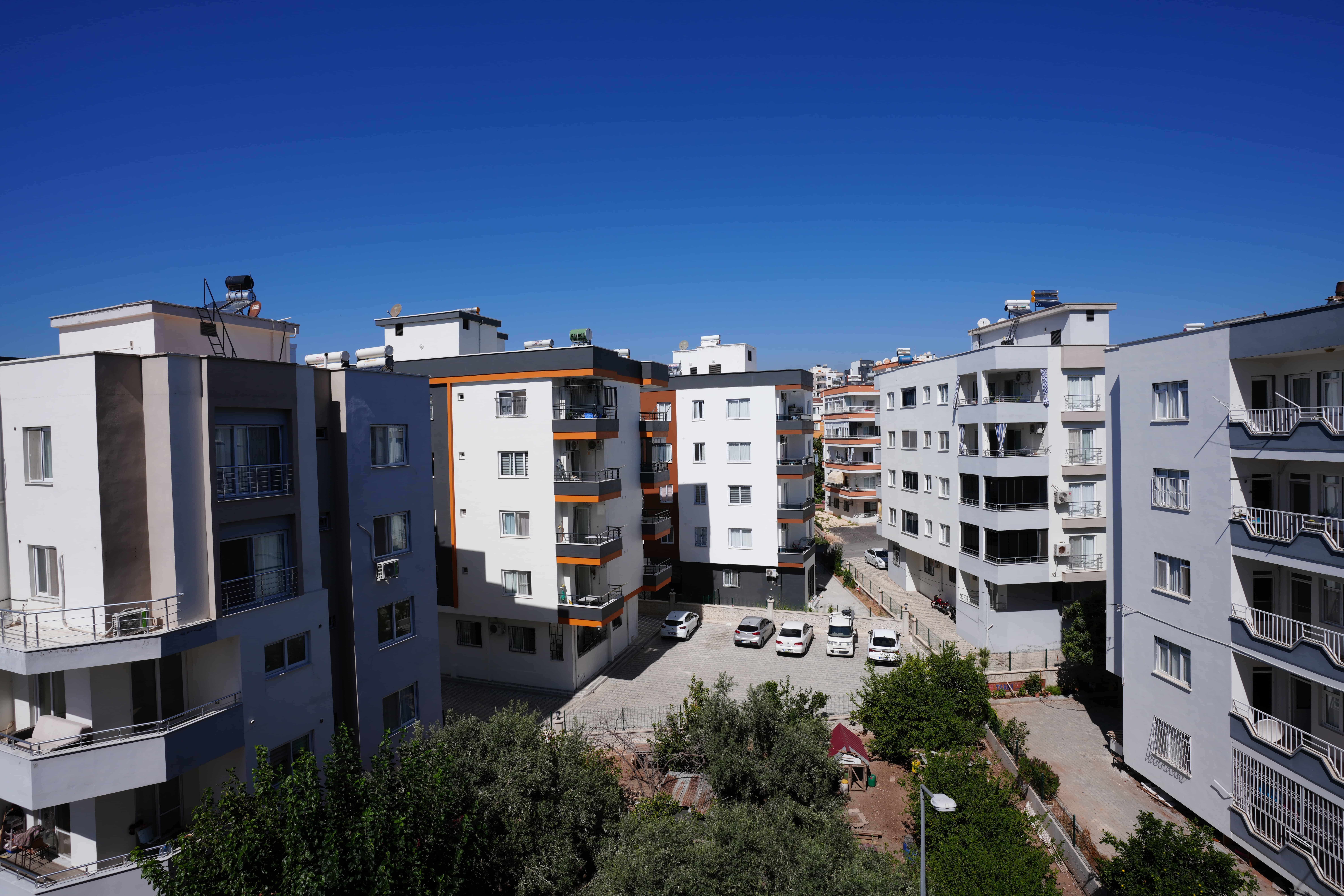 Geeignete 2+1-Wohnung zum Verkauf in der Nähe der anatolischen Oberschule Mersin Erdemli Alata