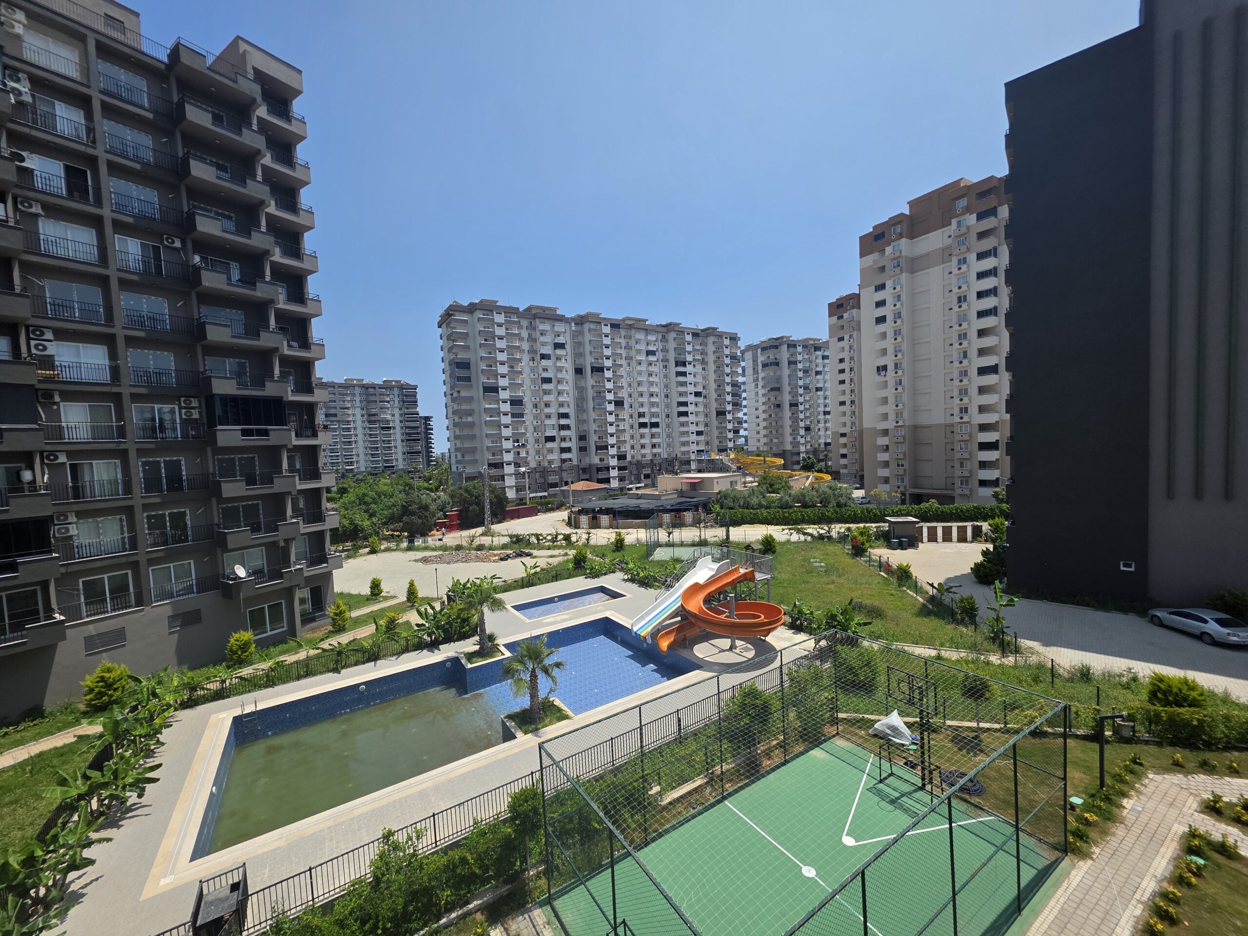 2+1-Zimmer-Wohnung in Erdemli Çeşmeli Emerald Deluxe mit Aquapark-Pool zu verkaufen