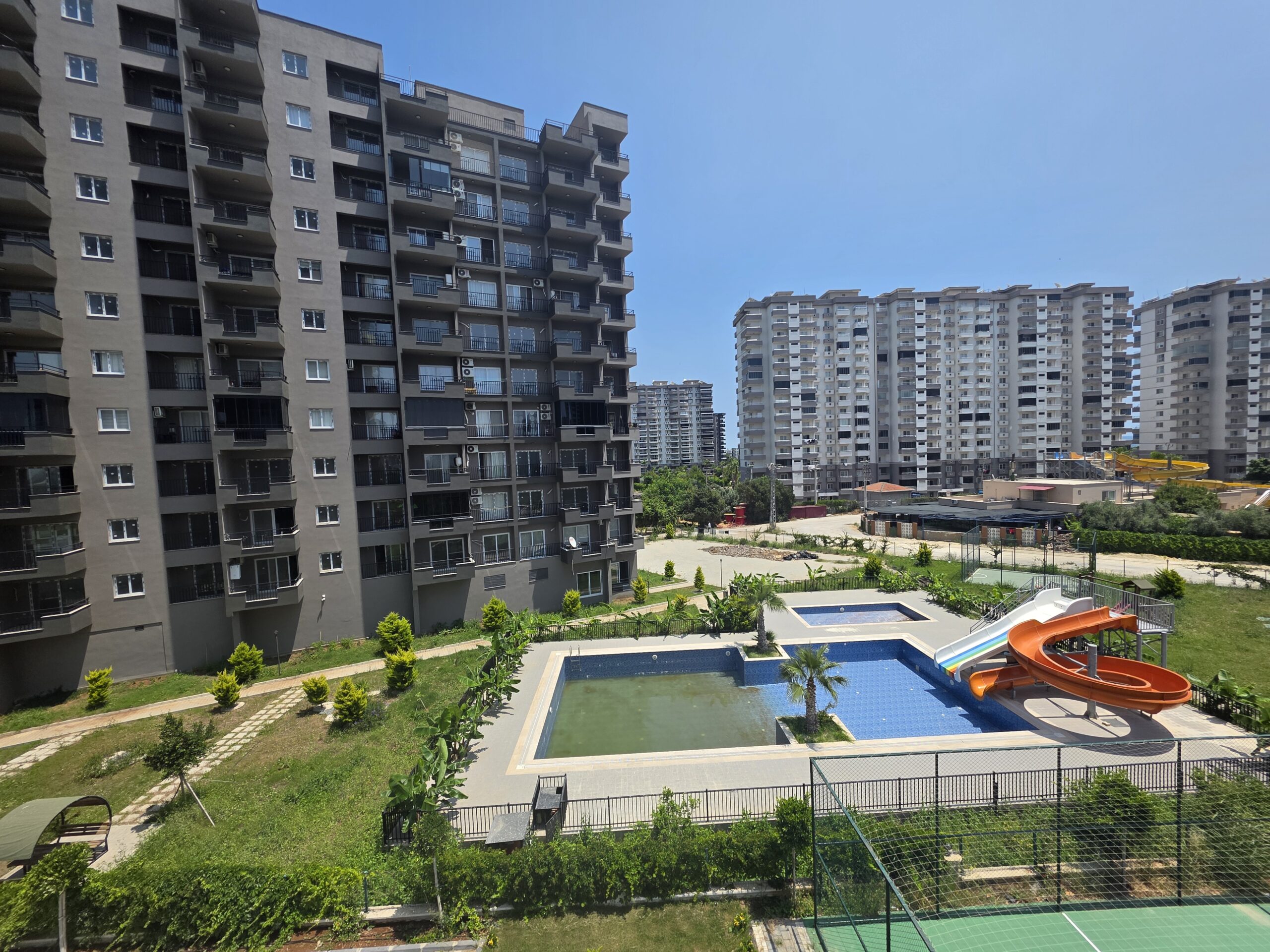 2+1-Zimmer-Wohnung in Erdemli Çeşmeli Emerald Deluxe mit Aquapark-Pool zu verkaufen