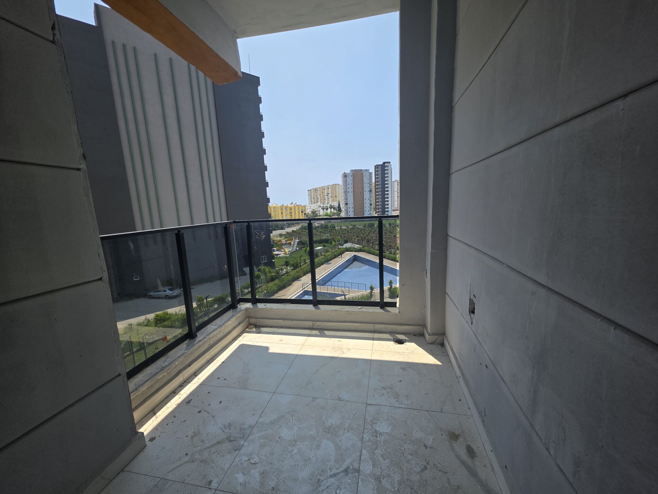 2+1-Zimmer-Wohnung in Erdemli Çeşmeli Emerald Deluxe mit Aquapark-Pool zu verkaufen