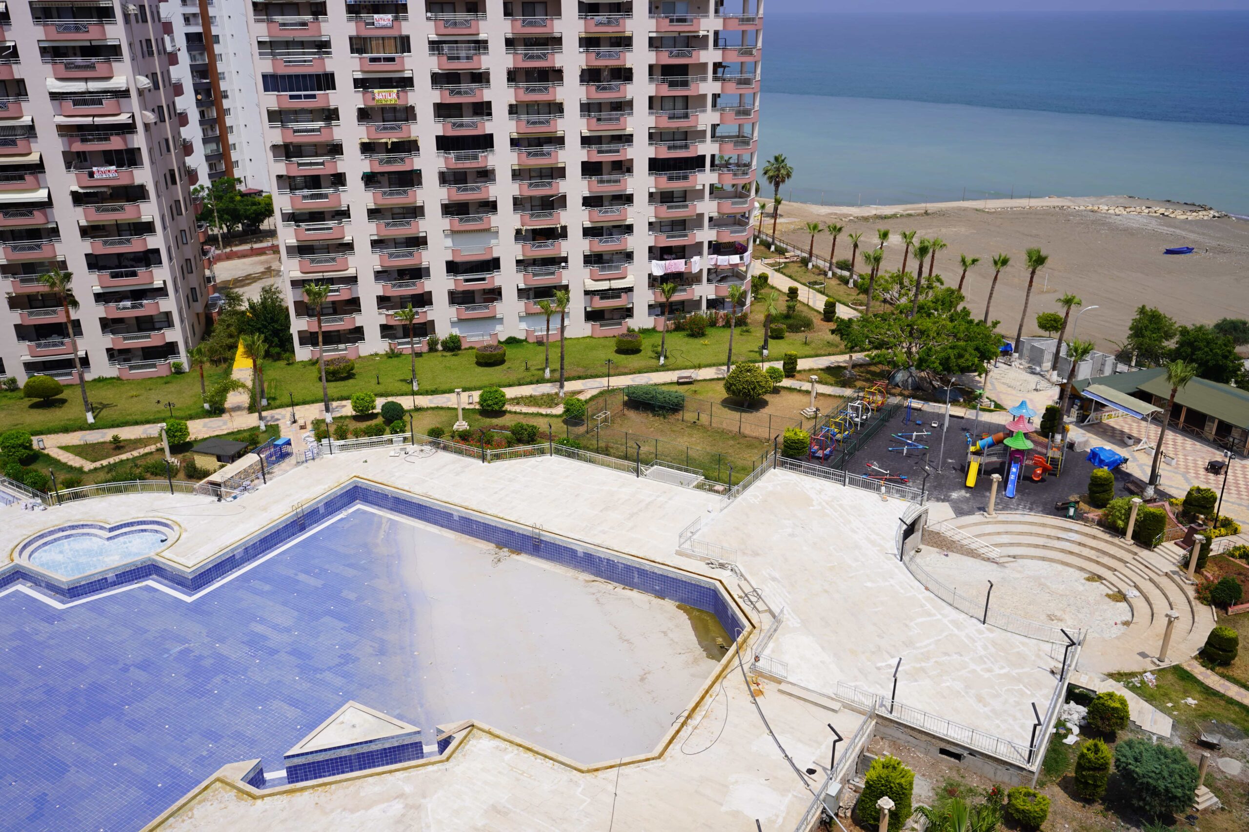 Gut gepflegte Wohnung zum Verkauf in Altunören 2, Çeşmeli, Erdemli, Mersin, direkt am Meer