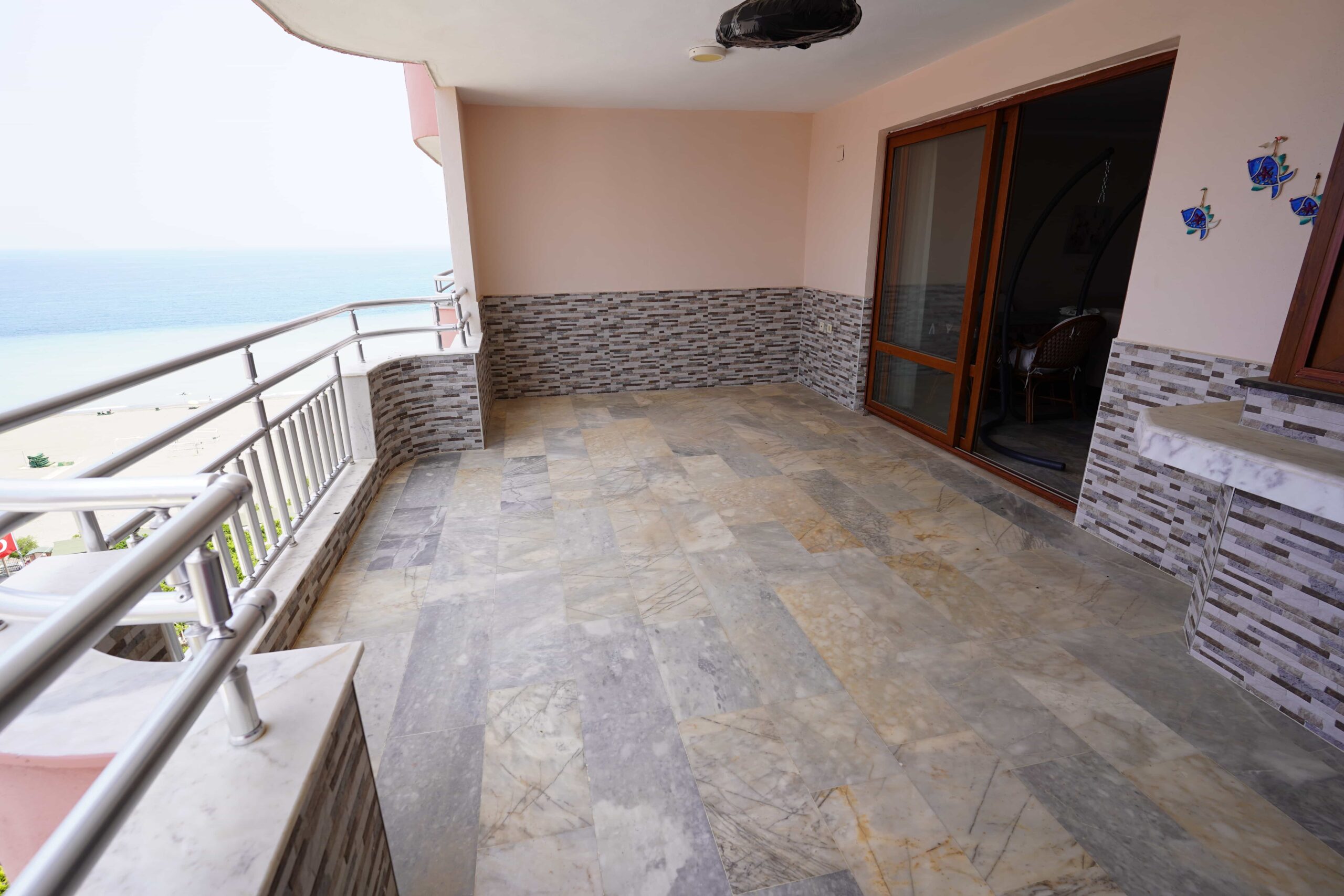 Gut gepflegte Wohnung zum Verkauf in Altunören 2, Çeşmeli, Erdemli, Mersin, direkt am Meer