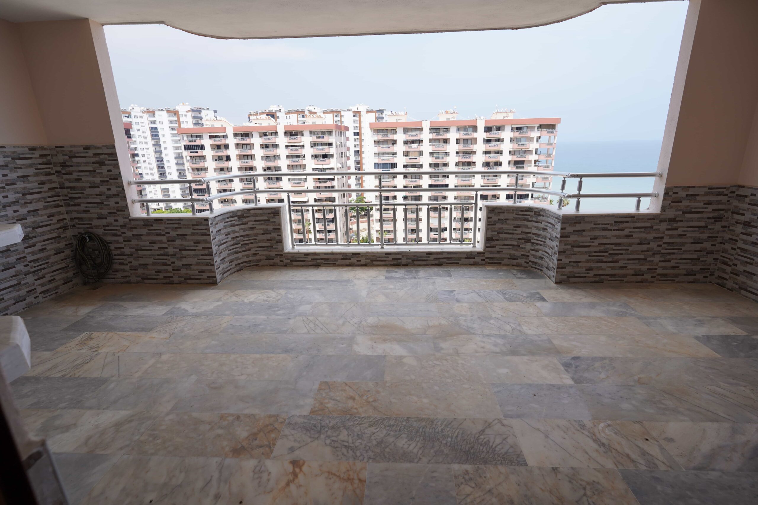 Gut gepflegte Wohnung zum Verkauf in Altunören 2, Çeşmeli, Erdemli, Mersin, direkt am Meer