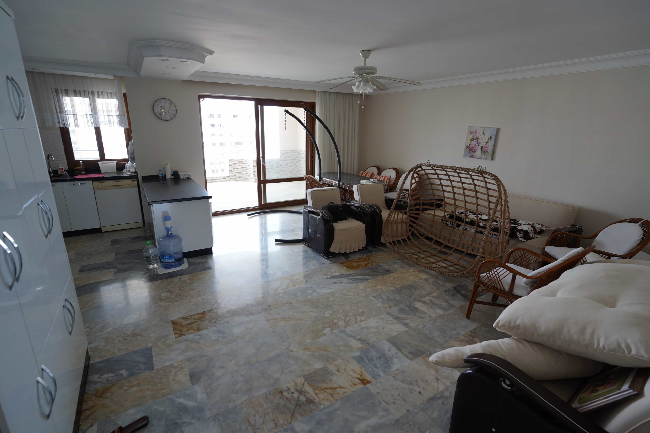 Gut gepflegte Wohnung zum Verkauf in Altunören 2, Çeşmeli, Erdemli, Mersin, direkt am Meer