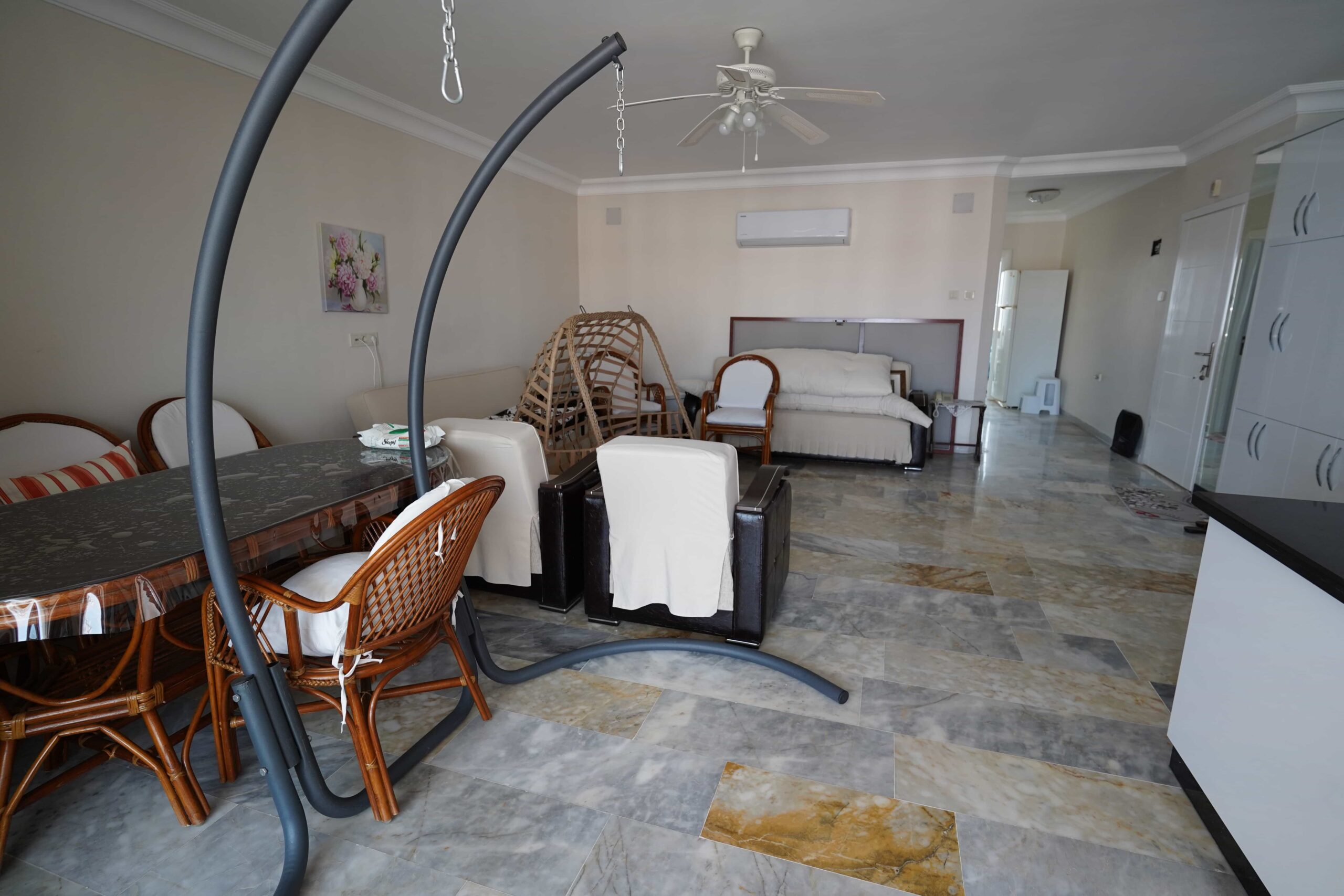 Gut gepflegte Wohnung zum Verkauf in Altunören 2, Çeşmeli, Erdemli, Mersin, direkt am Meer
