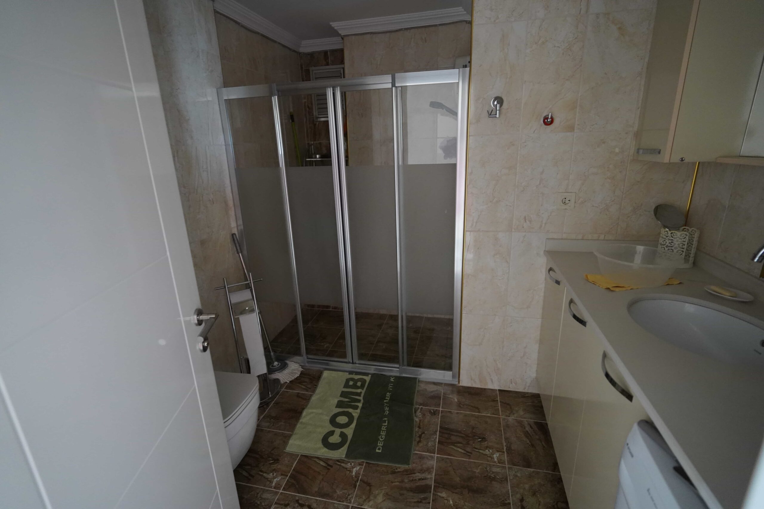 Gut gepflegte Wohnung zum Verkauf in Altunören 2, Çeşmeli, Erdemli, Mersin, direkt am Meer