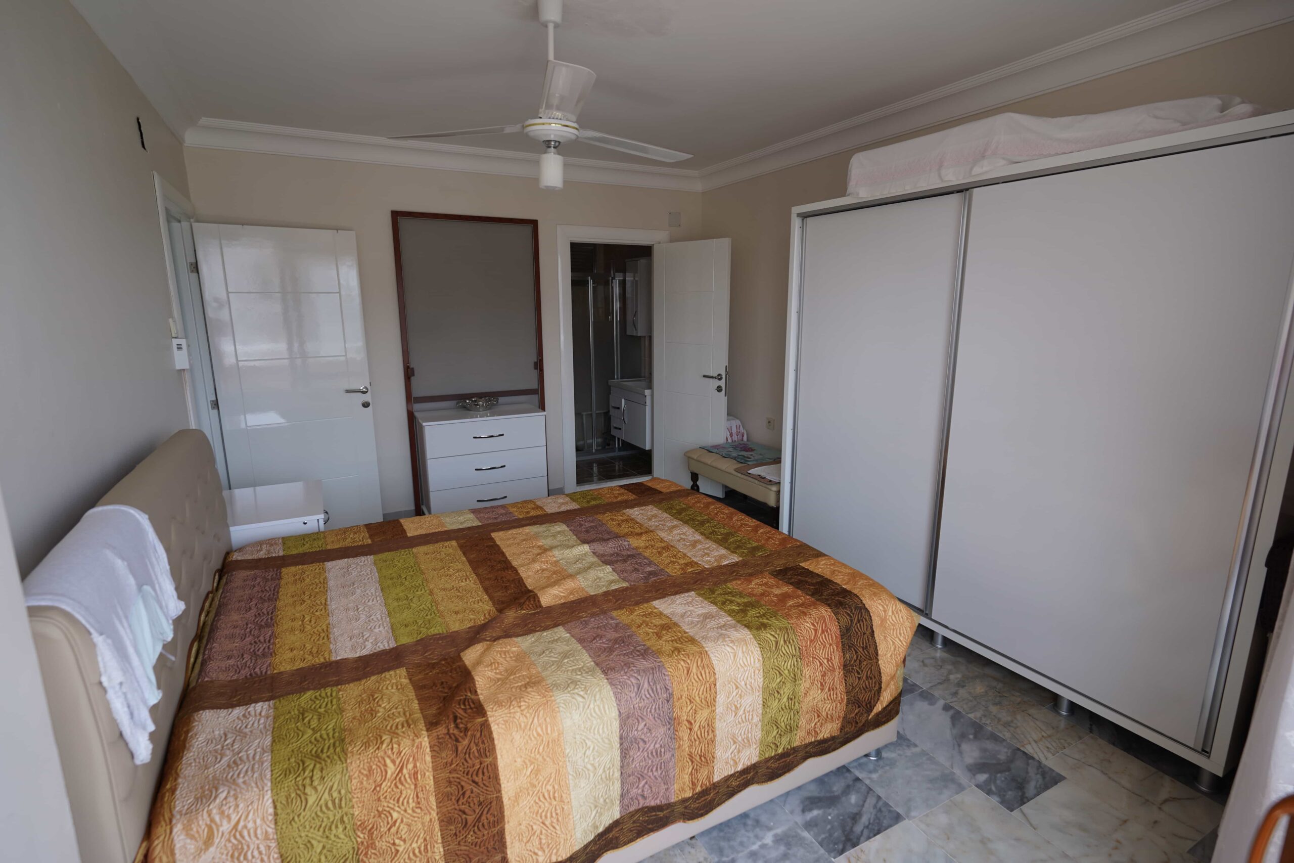 Gut gepflegte Wohnung zum Verkauf in Altunören 2, Çeşmeli, Erdemli, Mersin, direkt am Meer